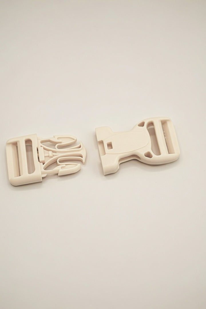 Fivela com botão de segurança 25mm bege