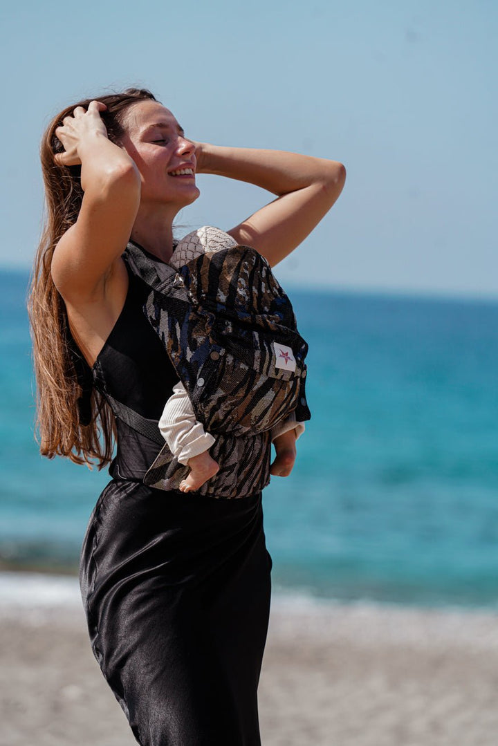 portador de bebê Flip Junglefari Ouro Vibrante KOKADI