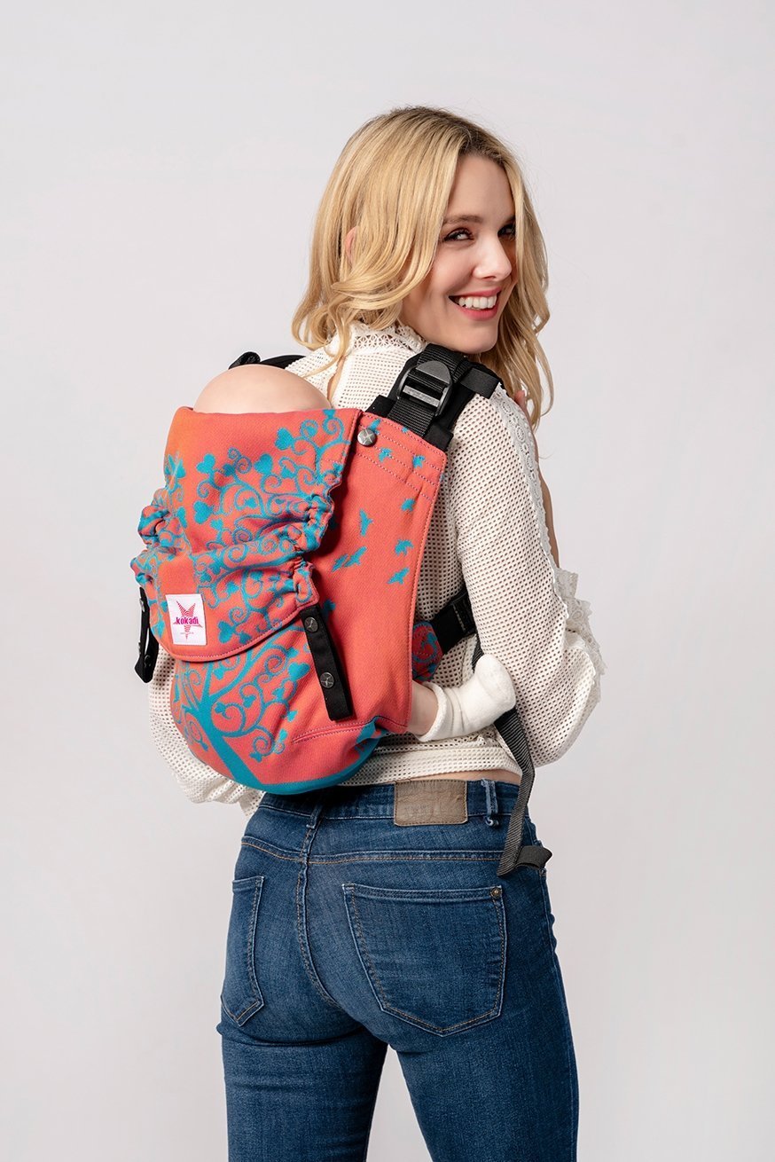 KOKADI Porta-bebês Onbu Bebê Matteo no País das Maravilhas reverso