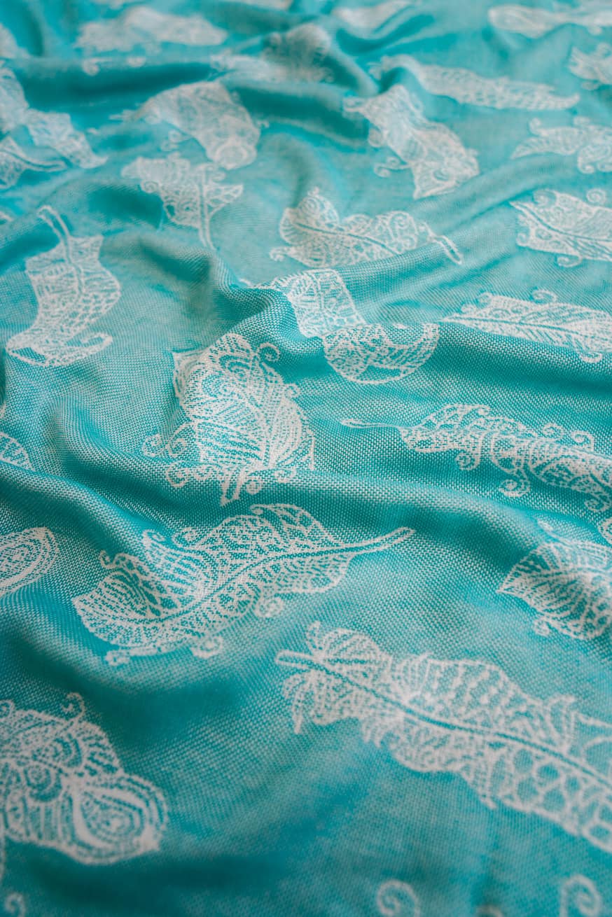 Toalha fofinha de penas de mandala Alexandra - KOKADI